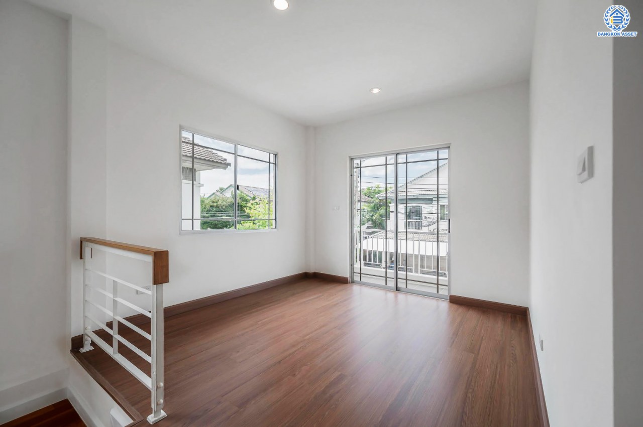 บ้านมือสองตกแต่งใหม่ แบรนด์สุดหรู L&H โครงการ มัณฑนา แจ้งวัฒนะ-ราชพฤกษ์ เนื้อที่ 57.9 ตร.ว. ฟังก์ชัน 3 ห้องนอน 3 ห้องน้ำ จอดรถได้ 2 คัน ทำเลเดินทางเข้า-ออกเมืองสะดวก เชื่อมต่อถนนชัยพฤกษ์แจ้งวัฒนะ ถนนราชพฤกษ์ ใกล้รถไฟฟ้าสายสีชมพู "สถานีปากเกร็ด" ใกล้ "โรบินสันไลฟ์สไตล์"